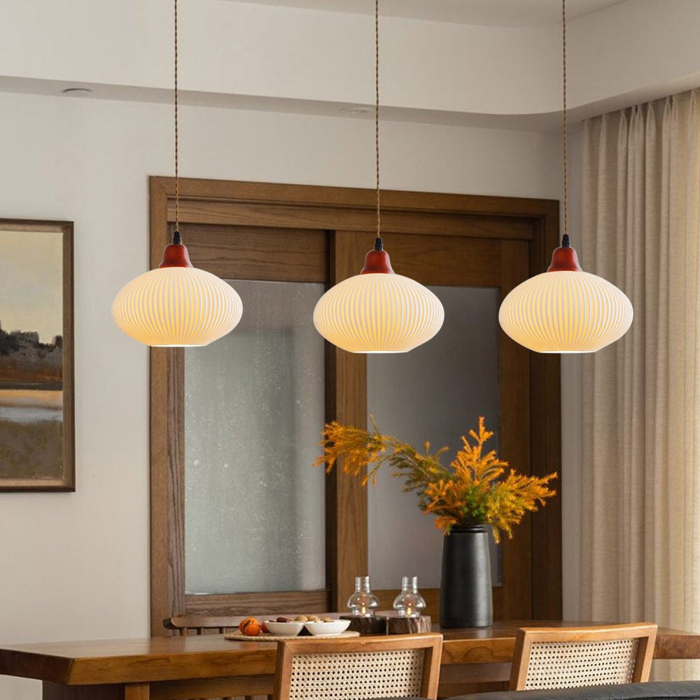 Biała Ceramiczna Lampa Wisząca w Stylu Vintage