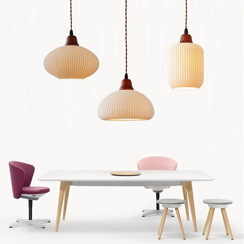 Biała Ceramiczna Lampa Wisząca w Stylu Vintage