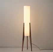 Lampa Podłogowa Japandi – Wykończenie Orzech Włoski, Drewniany Abażur