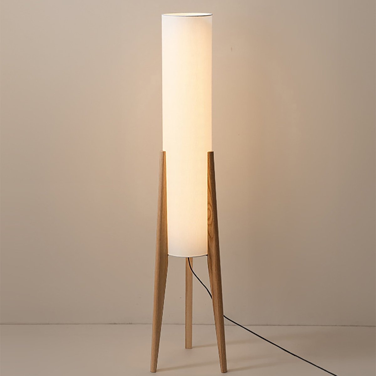Lampa Podłogowa Japandi – Wykończenie Orzech Włoski, Drewniany Abażur