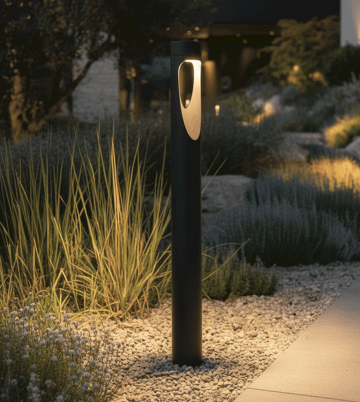 Lampa Ogrodowa LED Czarna – Ciepłe Światło IP65