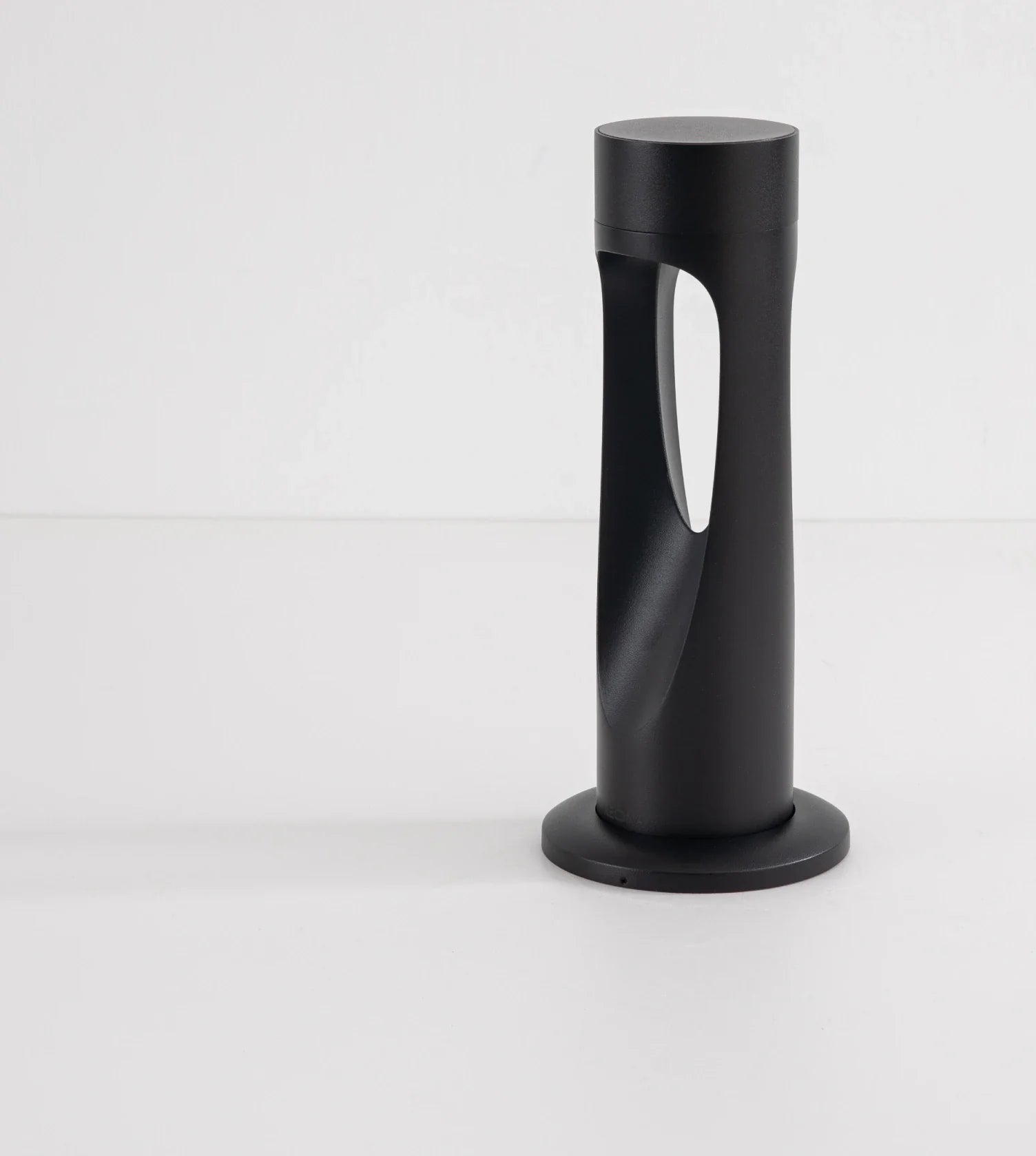 Lampa Ogrodowa LED Czarna – Ciepłe Światło IP65