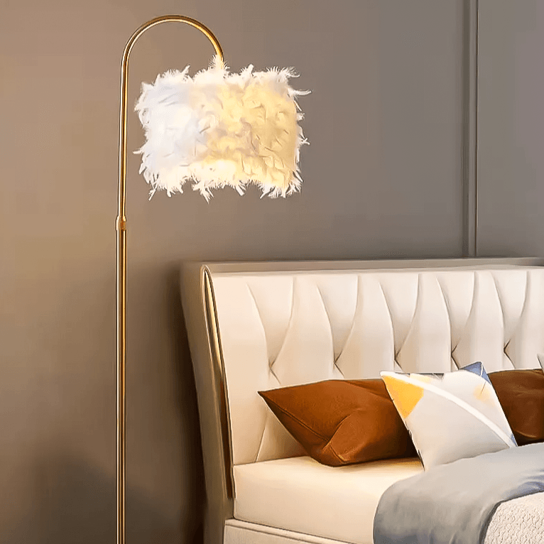 Lampa Podłogowa z Piórami – Elegancka Lampa Stojąca w Złotym Kolorze 161 cm