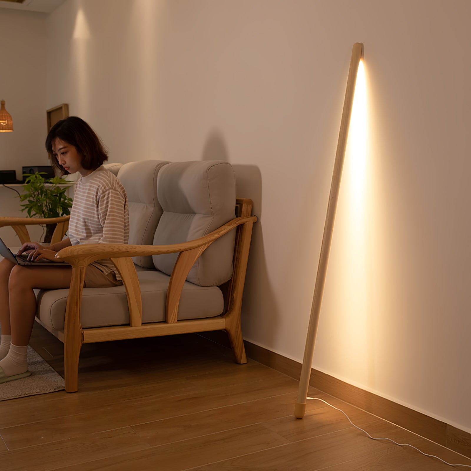 Lampa Podłogowa Drewniana z Listwą LED – Pilot, 135 cm – zdjęcie 1