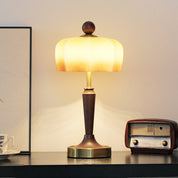 Lampa Stołowa Ambrina ze Szklanym Kloszem w Kolorze Karmelowym – Szklana Lampa Nocna z Wykończeniem w Odcieniu Orzecha