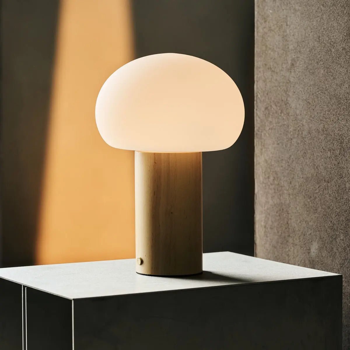 Lampa_Sto_owa_LED_Bezprzewodowa_z_Drewnian_Podstaw_i_Mlecznym_Szk_em_Nastrojowa_Lampka_Akumulatorowa_IP44_z_Dotykow_Regulacj_2.jpg