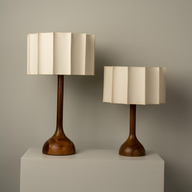 Lampa Stołowa Retro z Orzechowym Drewnem i Materiałowym Abażurem