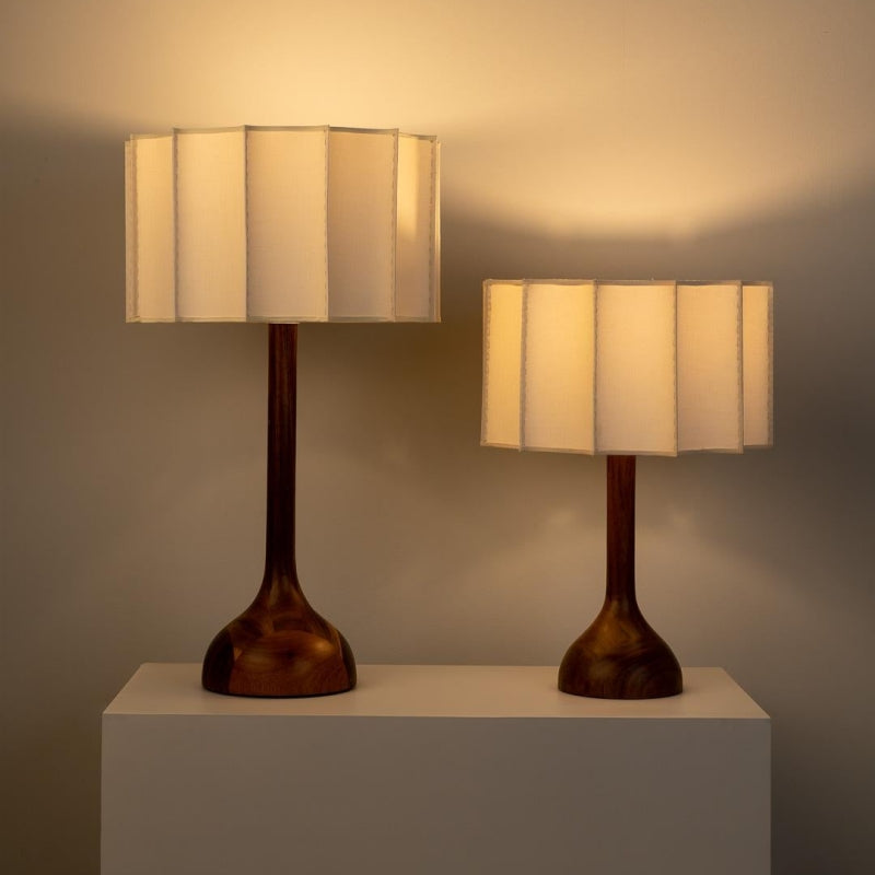 Lampa Stołowa Retro z Orzechowym Drewnem i Materiałowym Abażurem