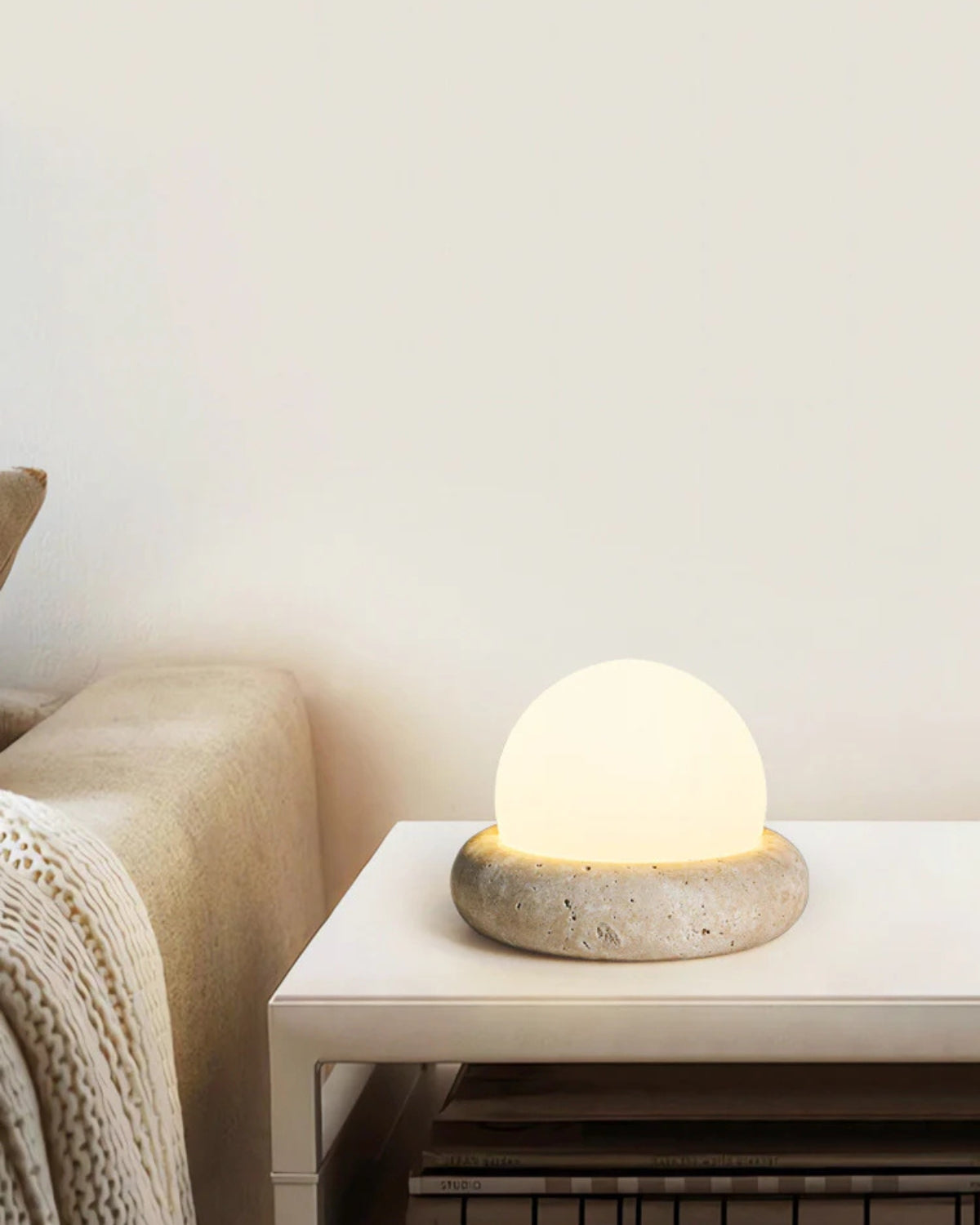 Lampa Stołowa z Kulistą Kamienną Podstawą