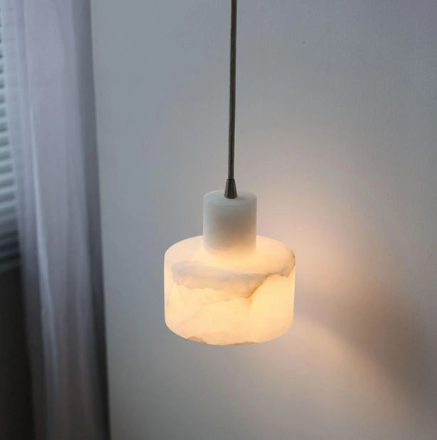 Lampa Wisząca z Alabastru – Cylindryczny Design z Naturalnego Kamienia