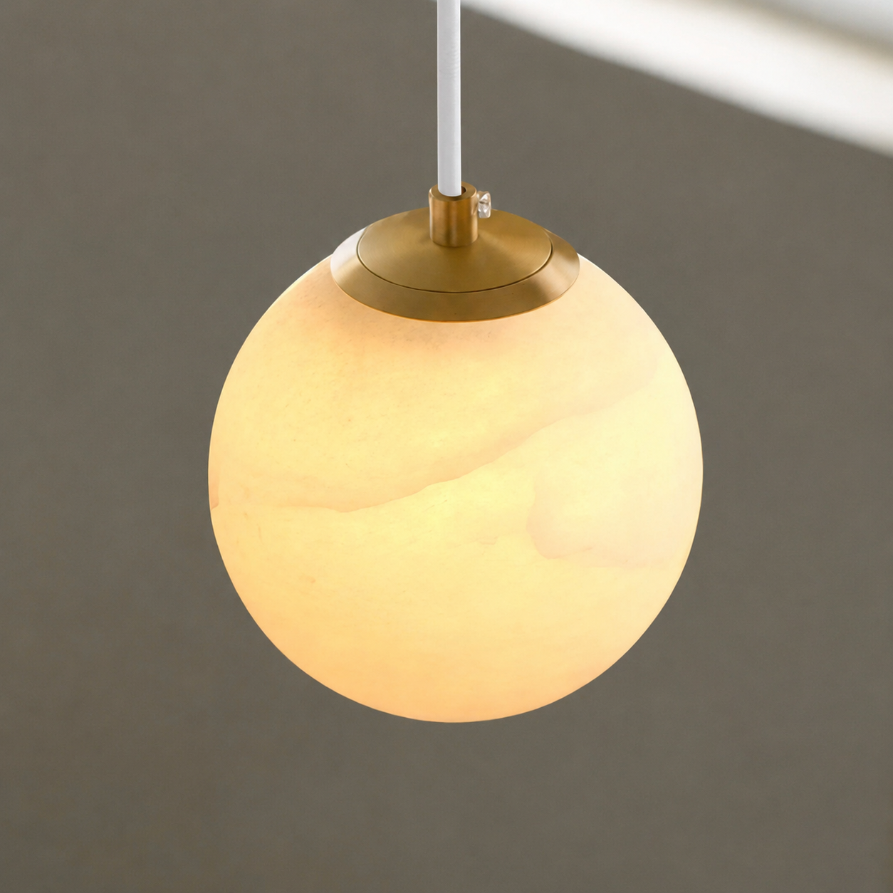 Lampa Wisząca z Alabastru – Naturalny Kamień i Miękkie Światło
