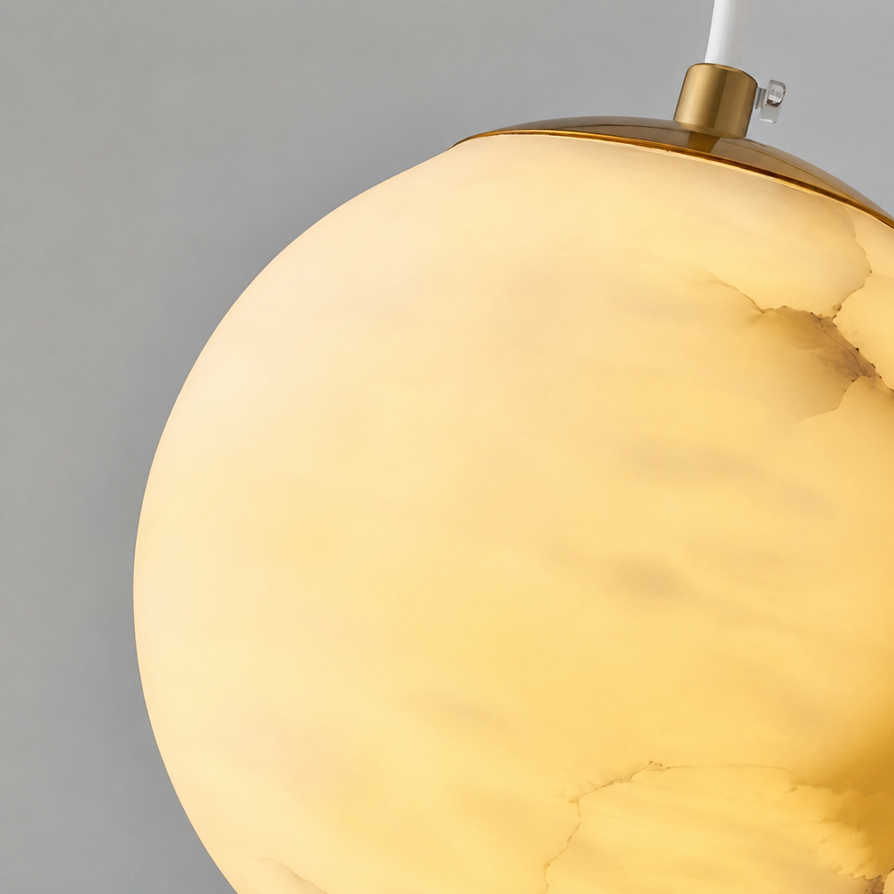 Lampa Wisząca z Alabastru – Naturalny Kamień i Miękkie Światło