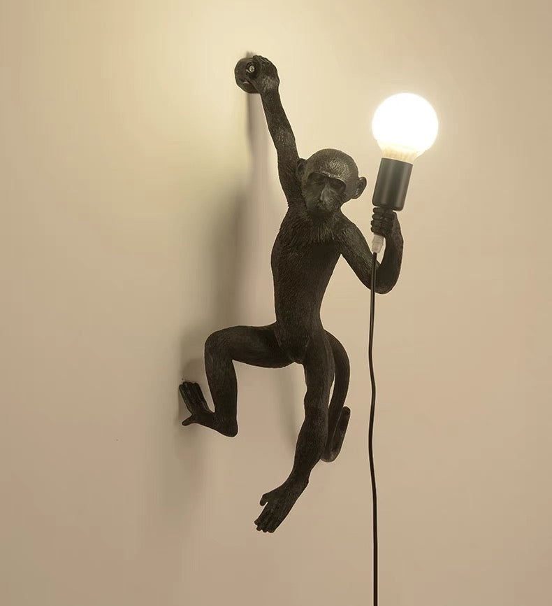 Lampa ścienna w Kształcie Wiszącej Małpki