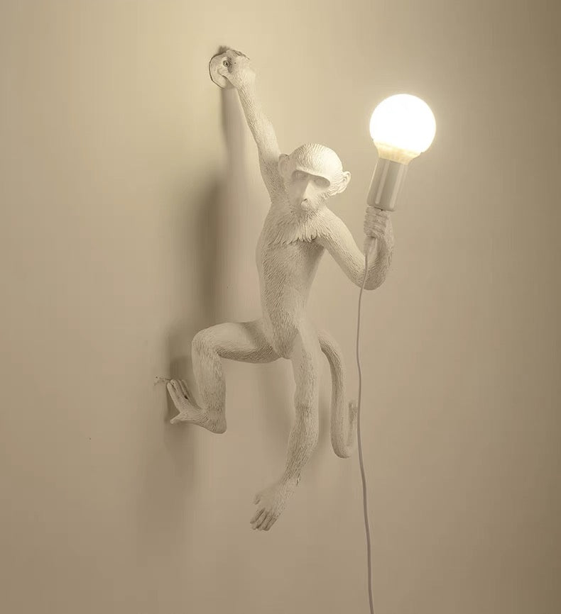 Lampa ścienna w Kształcie Wiszącej Małpki