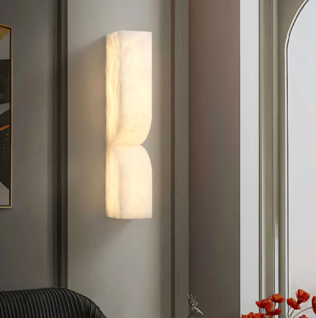 Lampa Ścienna z Alabastru – Naturalny Kamień i Miękkie Światło