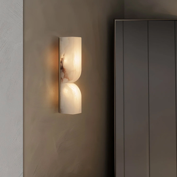 Lampa Ścienna z Alabastru – Naturalny Kamień i Miękkie Światło