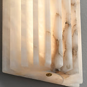 Lampa Ścienna z Naturalnego Alabastru – Żłobiona Forma i Ciepłe Światło