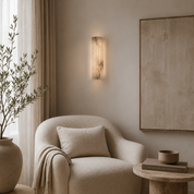 Lampa Ścienna z Naturalnego Alabastru – Żłobiona Forma i Ciepłe Światło