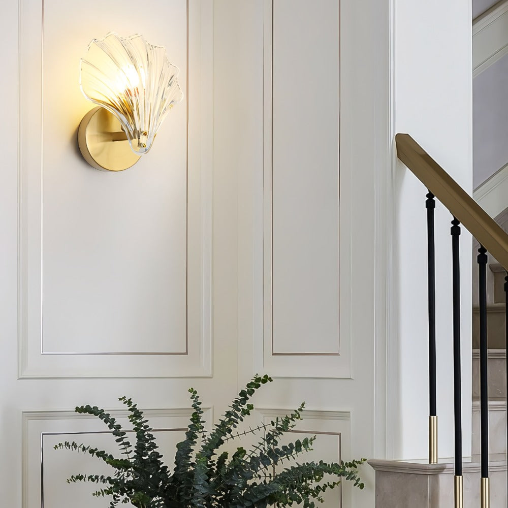 Lampa Ścienna z Ryflowanym Szkłem – Elegancka Forma i Ciepłe Światło