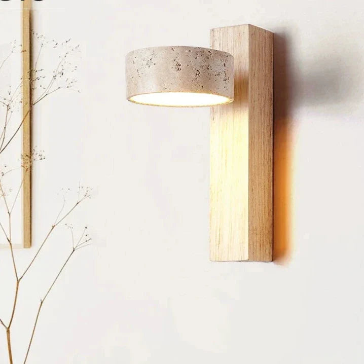 Lampa Ścienna z Trawertynu i Drewna – Regulowane Oświetlenie