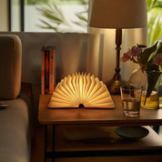 Lampka na Biurko z Otwartą Książką
