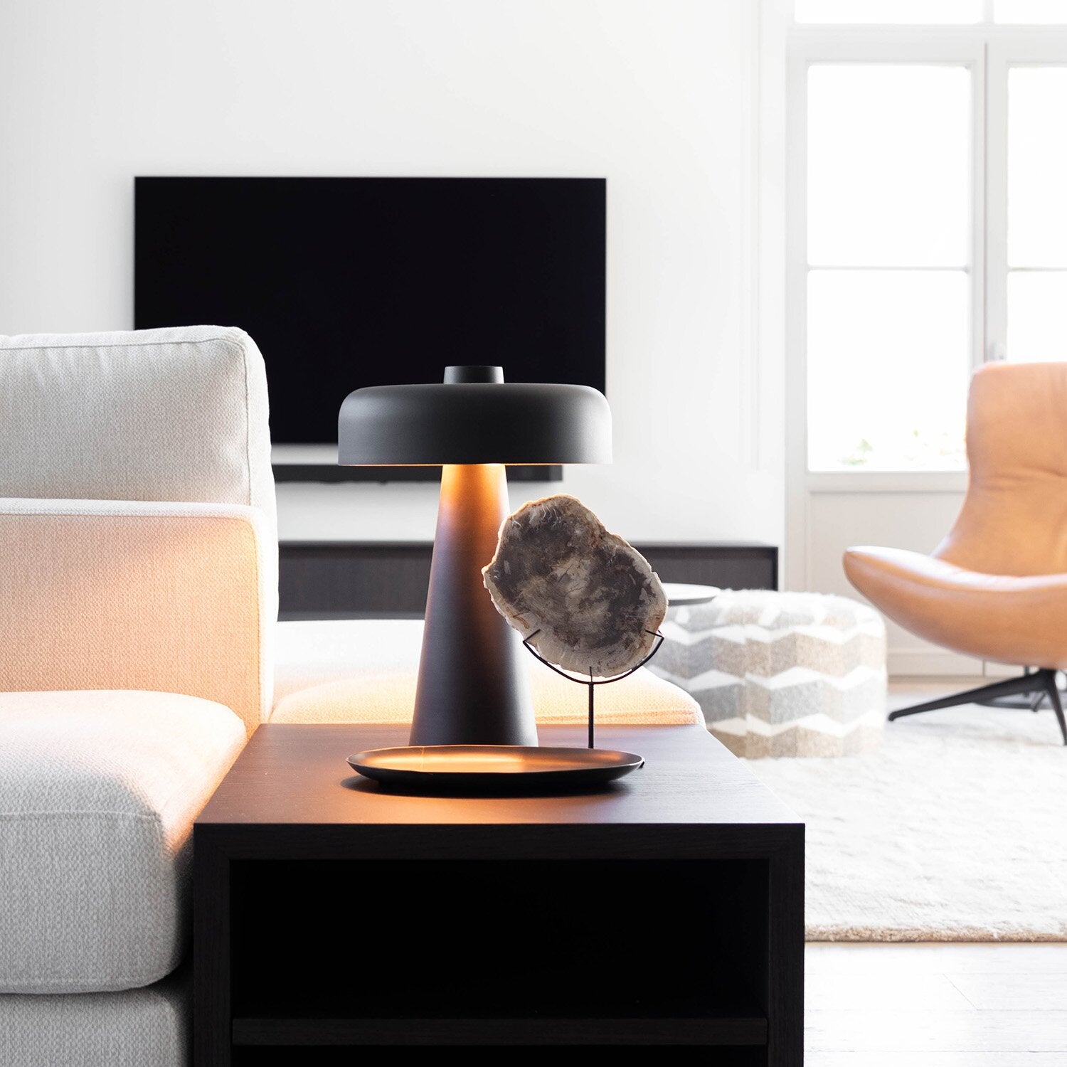 Metalowa lampa stołowa w stylu retro