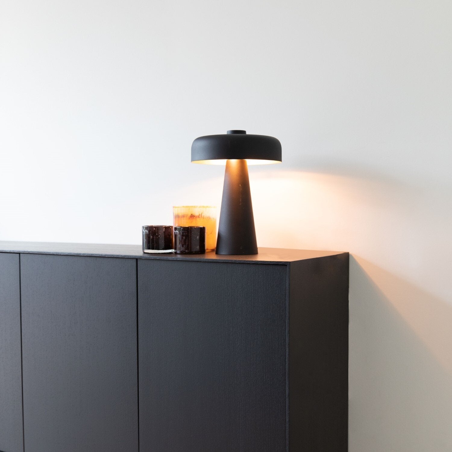 Metalowa lampa stołowa w stylu retro