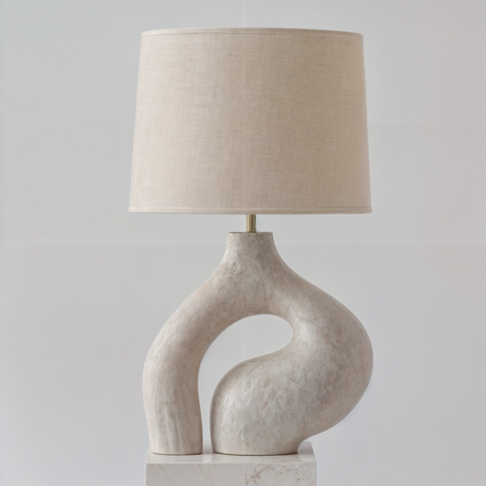 Minimalistyczna lampa dekoracyjna z żywicy