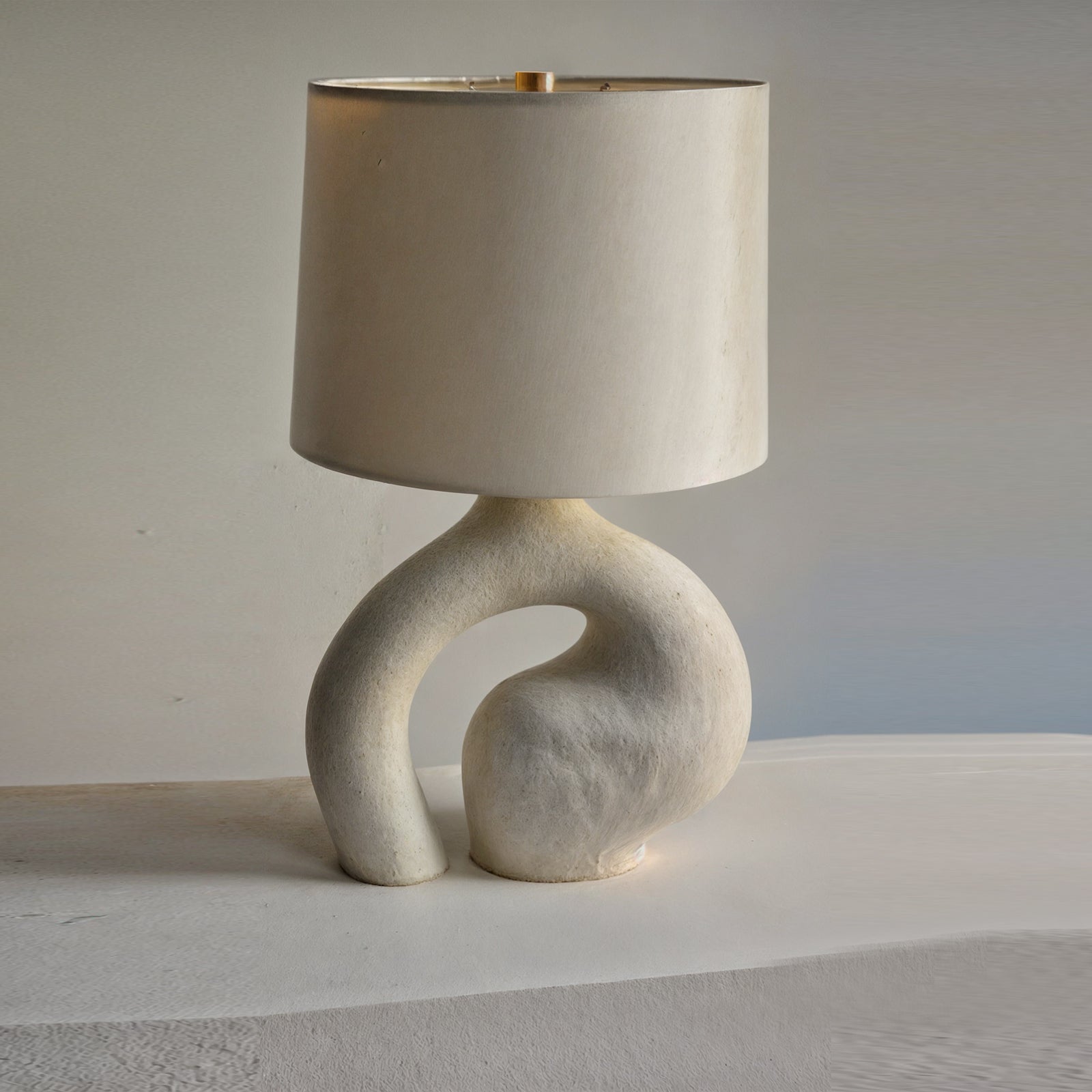 Minimalistyczna lampa dekoracyjna z żywicy