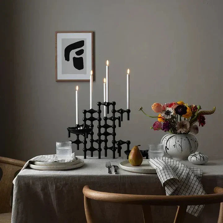 Modułowy świecznik metalowy o geometrycznej formie