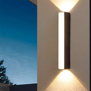 Nowoczesna Zewnętrzna Lampa Ścienna LED Góra–Dół z Czarnego Aluminium