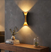 Nowoczesna Zewnętrzna Lampa Ścienna z Metalu i Akrylu