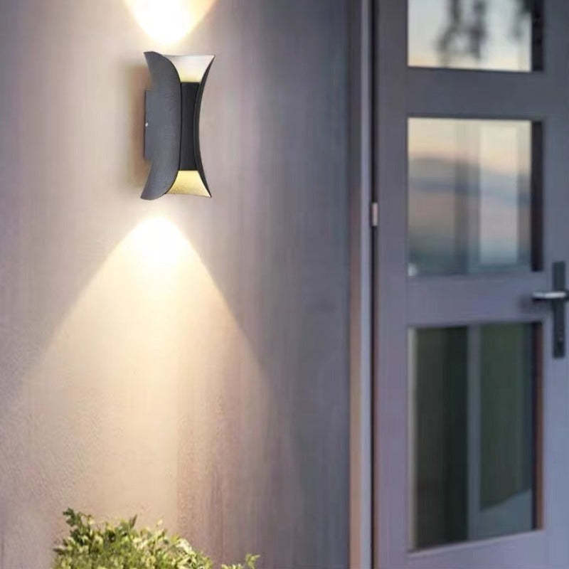 Nowoczesna Zewnętrzna Lampa Ścienna z Metalu i Akrylu