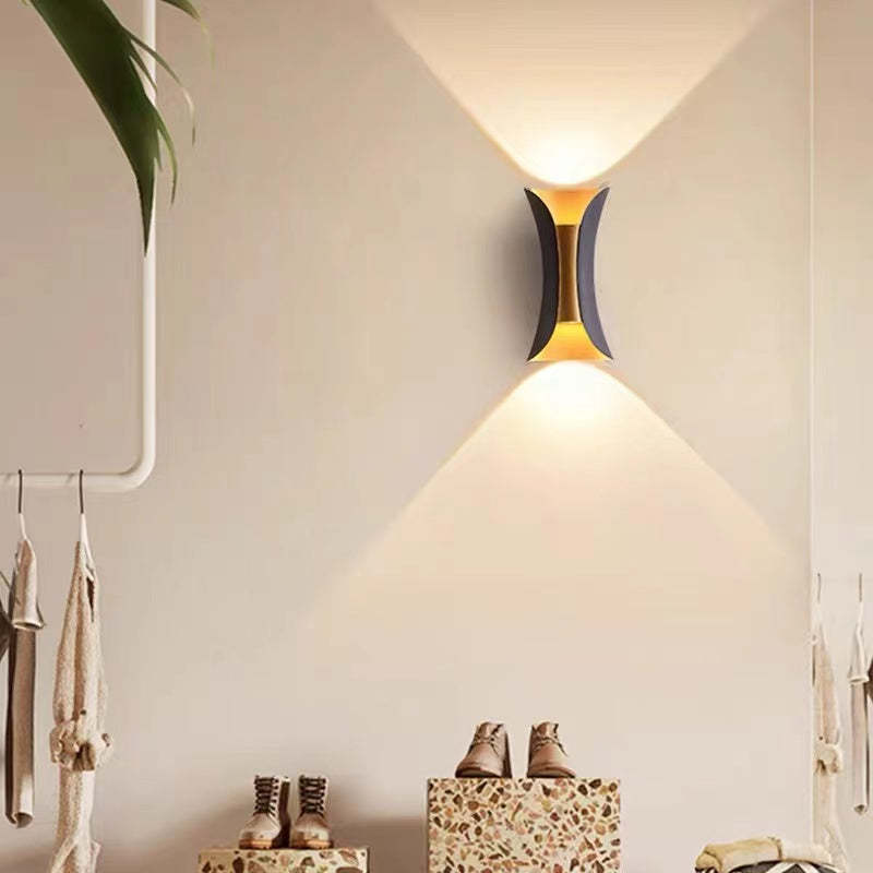 Nowoczesna Zewnętrzna Lampa Ścienna z Metalu i Akrylu