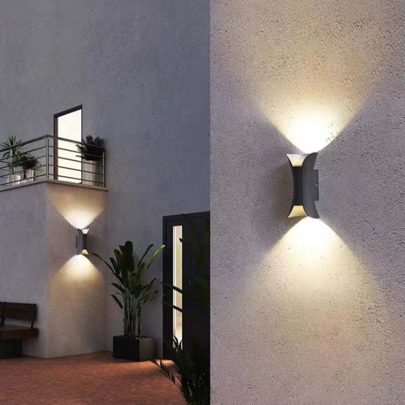 Nowoczesna Zewnętrzna Lampa Ścienna z Metalu i Akrylu