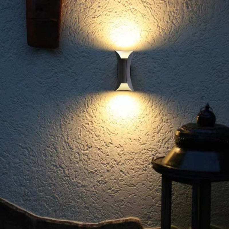 Nowoczesna Zewnętrzna Lampa Ścienna z Metalu i Akrylu