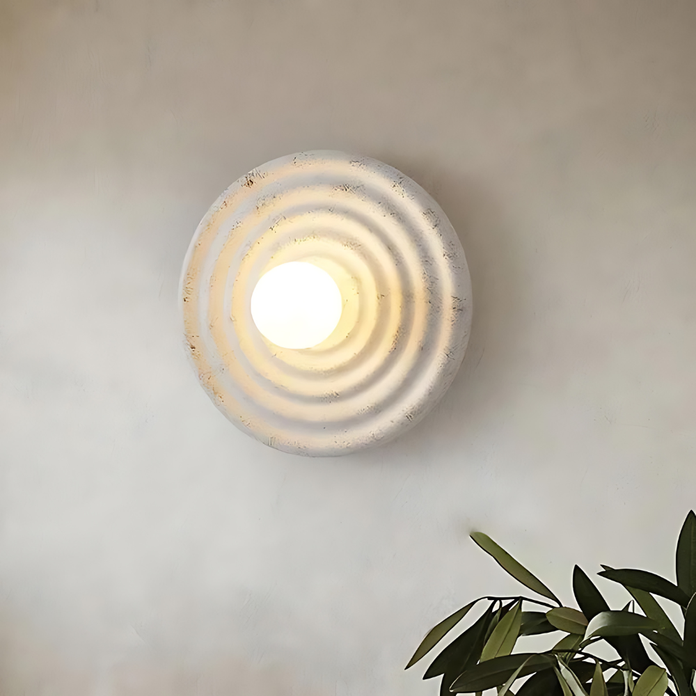 Okrągła Lampa Ścienna Wabi-Sabi – Żłobiona Forma i Ciepłe Światło