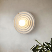 Okrągła Lampa Ścienna Wabi-Sabi – Żłobiona Forma i Ciepłe Światło
