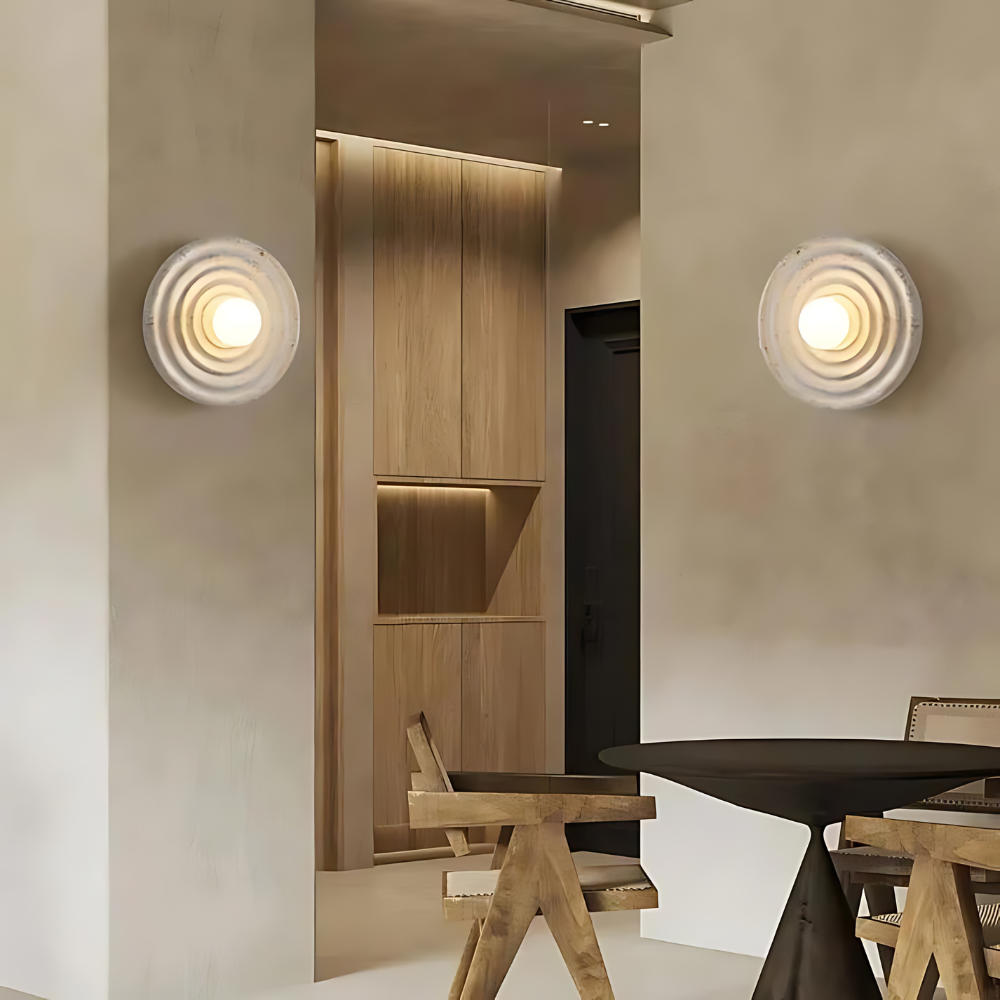 Okrągła Lampa Ścienna Wabi-Sabi – Żłobiona Forma i Ciepłe Światło