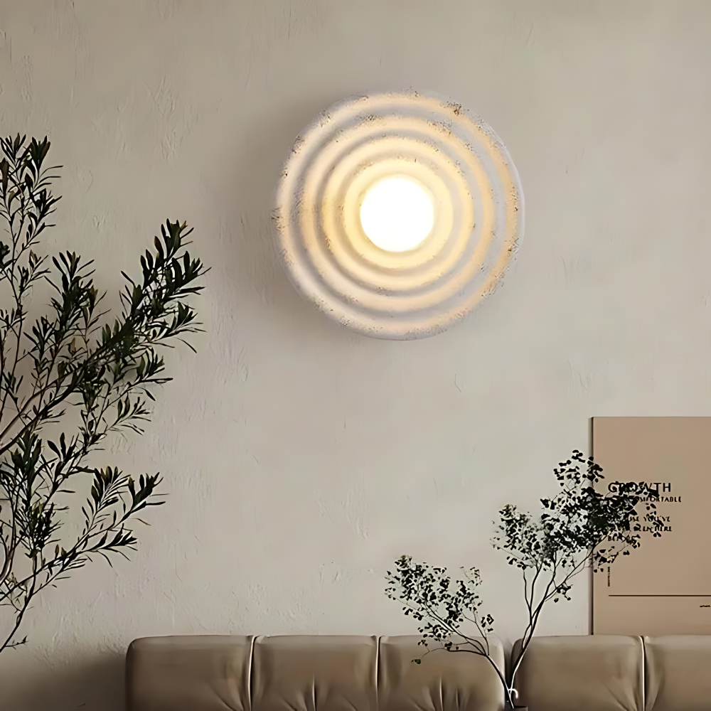 Okrągła Lampa Ścienna Wabi-Sabi – Żłobiona Forma i Ciepłe Światło