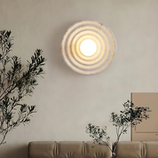 Okrągła Lampa Ścienna Wabi-Sabi – Żłobiona Forma i Ciepłe Światło