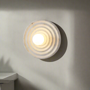 Okrągła Lampa Ścienna Wabi-Sabi – Żłobiona Forma i Ciepłe Światło