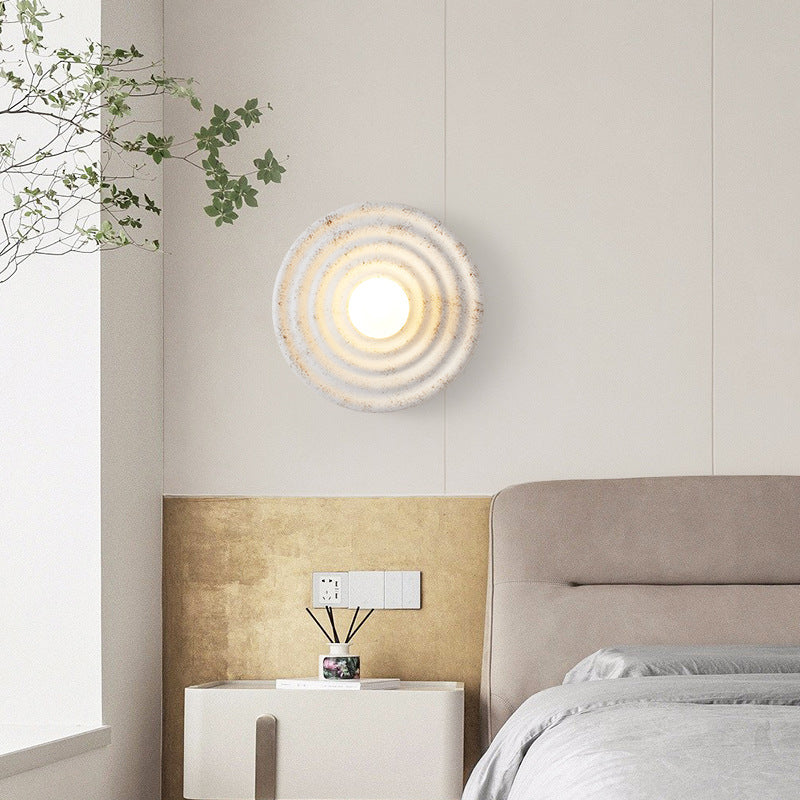 Okrągła Lampa Ścienna Wabi-Sabi – Żłobiona Forma i Ciepłe Światło