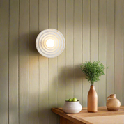 Okrągła Lampa Ścienna Wabi-Sabi – Żłobiona Forma i Ciepłe Światło