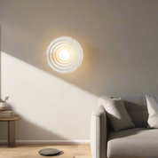 Okrągła Lampa Ścienna Wabi-Sabi – Żłobiona Forma i Ciepłe Światło