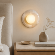 Okrągła Lampa Ścienna z Marmuru – Naturalny Kamień i Matowe Szkło