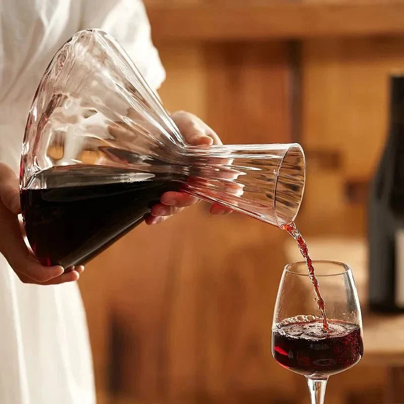 Pochylona karafka do wina z drewnianą podstawą (350 ml)