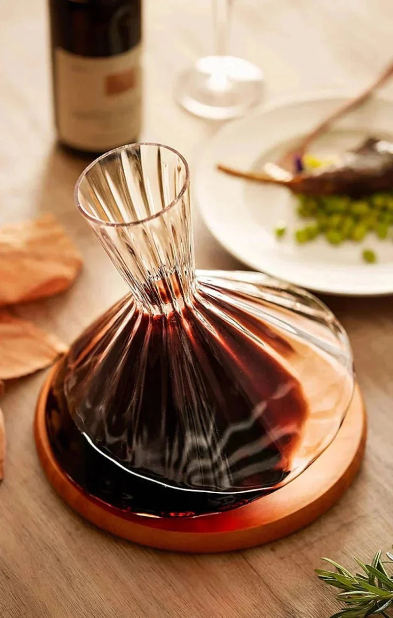 Pochylona karafka do wina z drewnianą podstawą (350 ml)