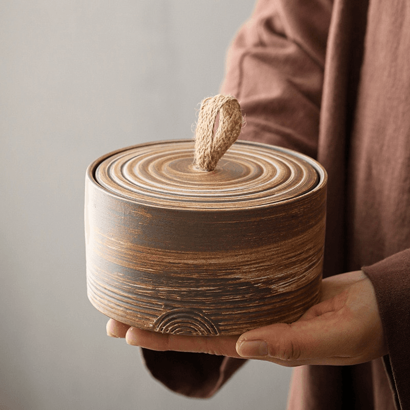 Ręcznie robiony pojemnik ceramiczny z pętlą ze sznurka