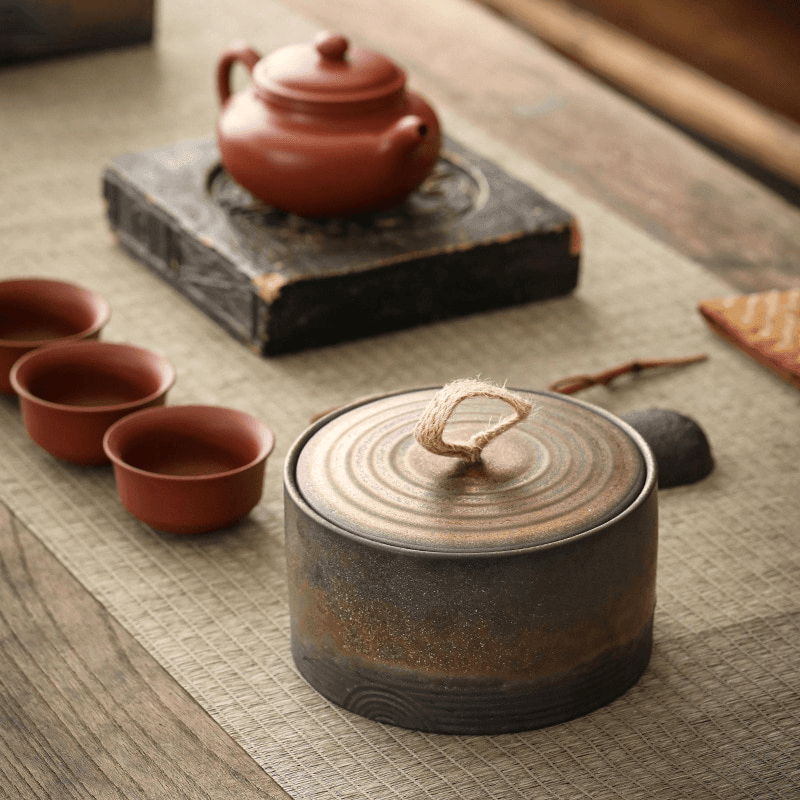 Ręcznie robiony pojemnik ceramiczny z pętlą ze sznurka